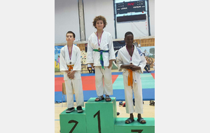 Jules sur le haut du podium => champion du Rhône UFOLEP