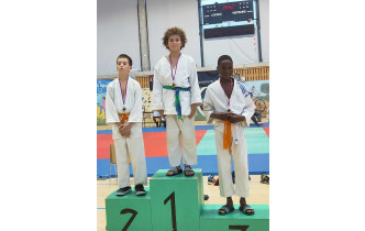 Jules sur le haut du podium => champion du Rhône UFOLEP