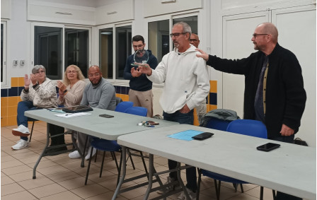 Bernard, le président démissionnaire reçoit un trophée pour reremercier son engagement envers le club