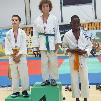 Finale Championnat du Rhône UFOLEP 2026 - Jules sur le haut du podium => champion du Rhône UFOLEP